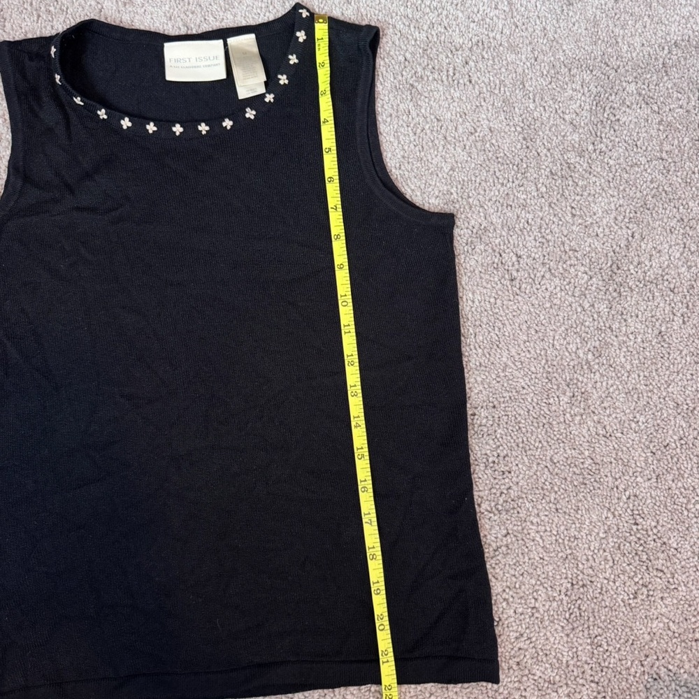 Knitted take with embroidered neck line - Picture 3 of 5